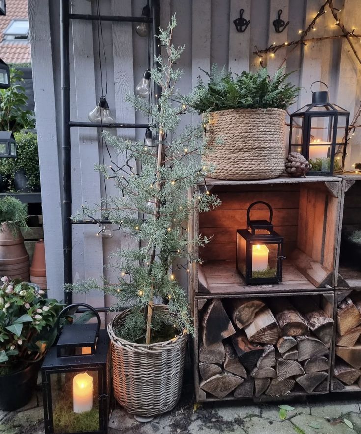 Lanternes et guirlandes dans une étagère en bois placée à l'extérieur.