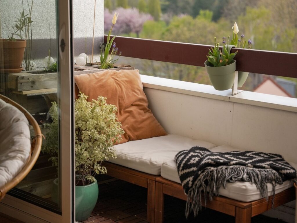 Réalisation de Petites Garrigues à Montreuil, avec un fauteuil long sur un balcon verdi