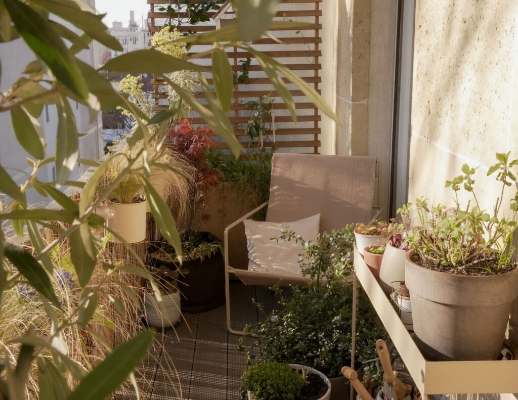 Balcon avec mobilier extérieur en aluminum, créé par Petites Garrigues à Courbevoie