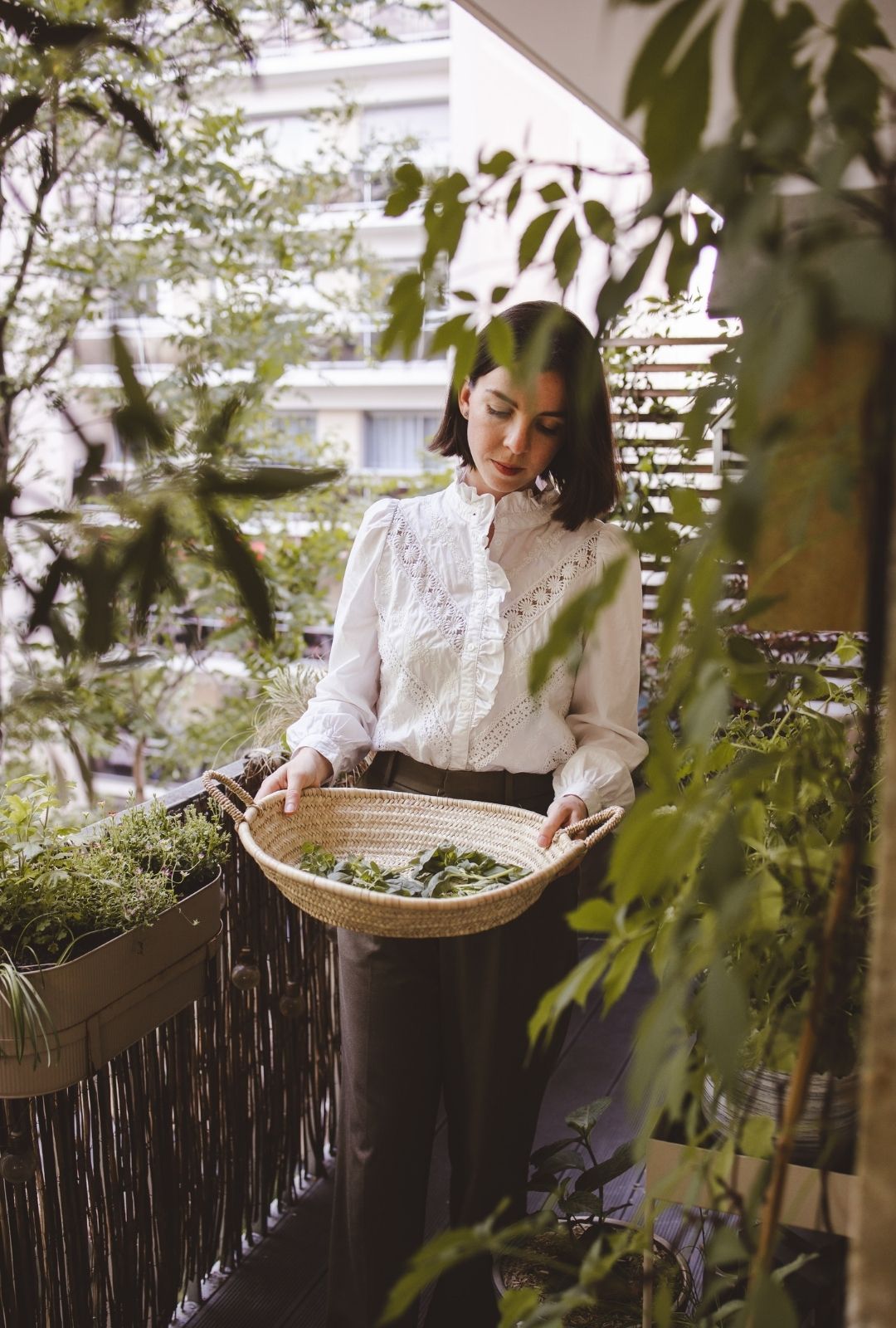petites-garrigues-charlotte-cueillette-herbes-aromatiques-en-pot-été