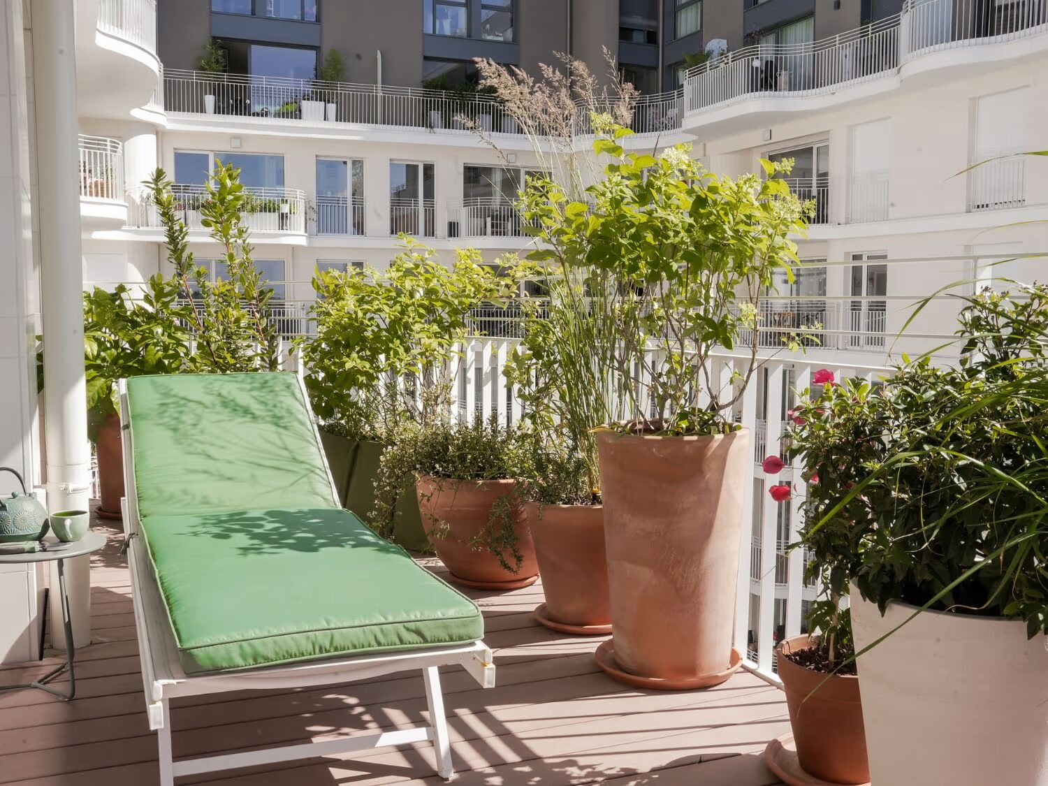 petites-garrigues-clichy-terrasse-aménagée-15m2-transat-et-pots